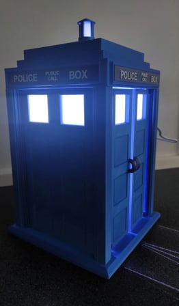 TARDIS Temalı 3D Baskı LED Gece Lambası – USB, Açma/Kapama Düğmeli