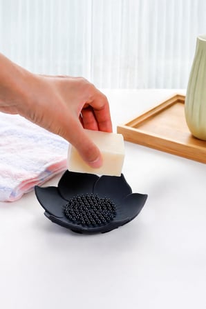 Lotus Desenli Siyah Silikon Sabunluk Su Giderli Şık Sabun ve Sünger Tutacağı Aparatı