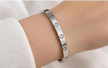 Silver Cartier Bileklik – Şık ve Modern Tasarım Kadın Bileklik