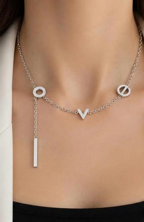Silver LOVE Kolye – Zarif ve Modern Tasarım