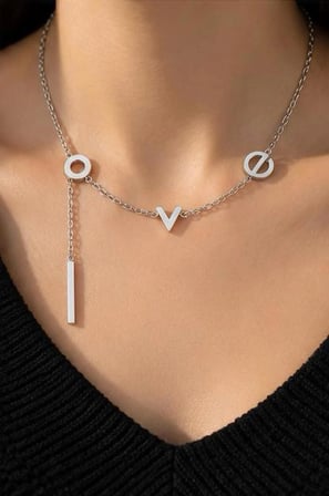 Silver LOVE Kolye – Zarif ve Modern Tasarım
