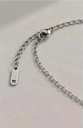 Silver LOVE Kolye – Zarif ve Modern Tasarım