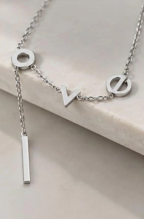 Silver LOVE Kolye – Zarif ve Modern Tasarım