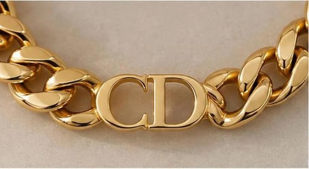 Gold CD Zincir Kolye Christian Dio Model – Şık ve Dikkat Çekici Tasarım