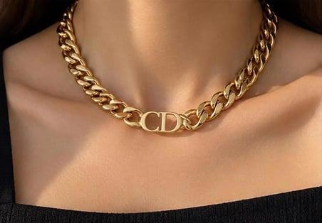 Gold CD Zincir Kolye Christian Dio Model – Şık ve Dikkat Çekici Tasarım
