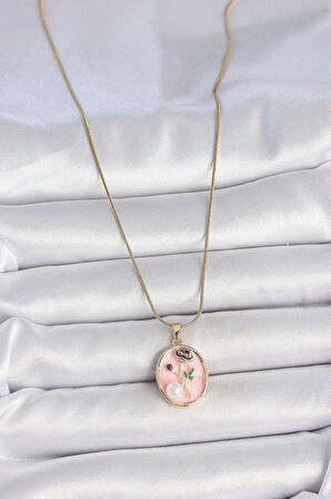 316L Çelik Gold Renk Zincir Pembe Çiçek İşlemeli İnci Detay Portre Model Kadın Kolye