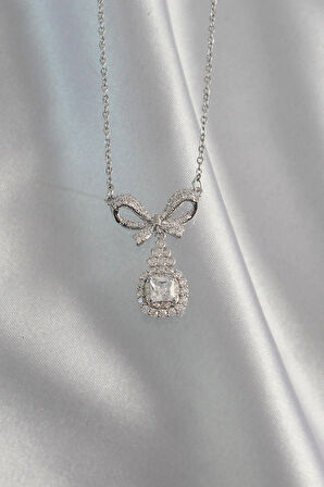 316L Çelik Gümüş Renk Fiyonk Detay Zirkon Taşlı Tektaş Kolye