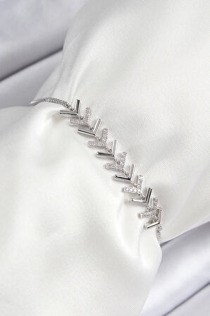 Pirinç Zirkon Taşlı Sıralı Ok Model Gümüş Renk Asansörlü Kadın Bileklik