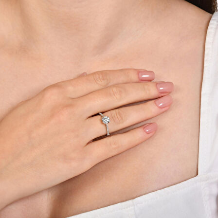 Kolları Taşlı Altın Tektaş Yüzük