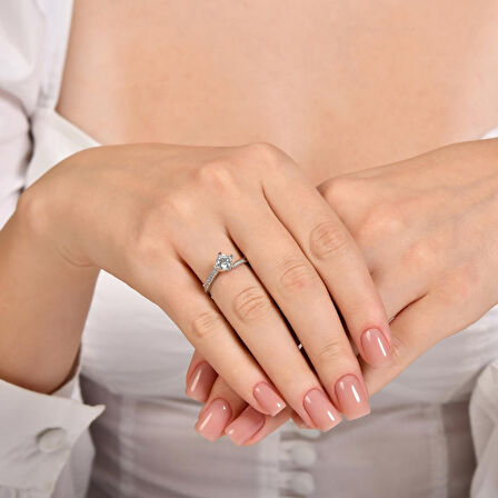 Kolları Taşlı Altın Tektaş Yüzük