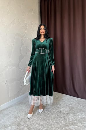 Zümrüt İnci Aksesuarlı Kadife Elbise