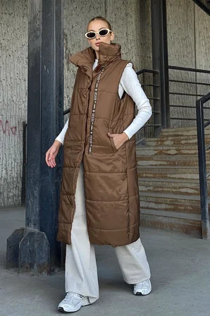 Modanı Seç Uzun Şişme Yelek Kahverengi Dik Yaka Kapüşonlu Cepli 110 cm