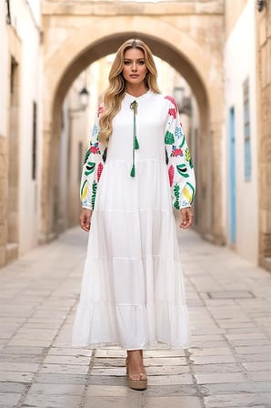 Beyaz Sıfır Yaka Kolları Çiçek Baskılı Eteği Kat Kat Uzun Elbise