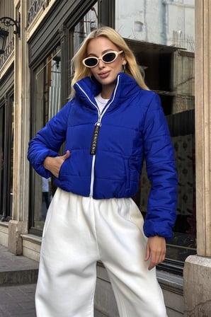Saks Mavi Sırtı Taş Baskılı Dik Yaka Kısa Şişme Mont
