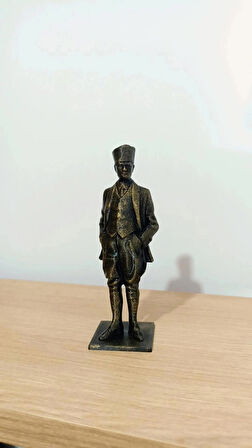 ATATÜRK Elleri Cebinde