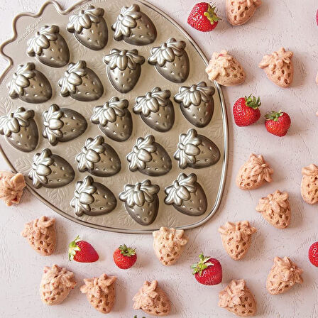 Nordicware Mini Çilekler Kek Kalıbı  