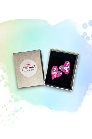 Muffyclay Özel Tasarım, El Yapımı Polimer Kil Pembe Kalp Üzeri Çiçek Motifli Küpe