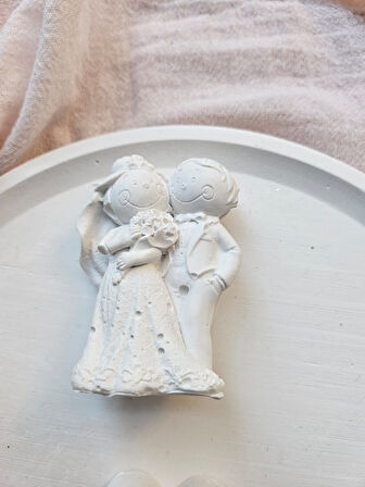 Taşlı Nişan Tepsisi – Yüzüklük, Gelin Damat Figürlü, 6 Adet Kokulu Gül (Yuvarlak 25x25 cm)