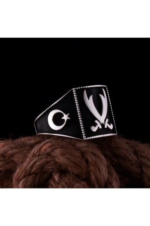 Erkek Gümüş Yüzük Ayyıldız Ve Çift Hz. Ali Kılıcı Işlemeli Siyah Oniks Taşlı Erkek Gümüş Yüzük