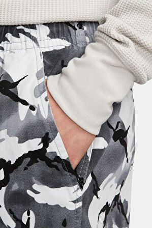 Nike Sportswear Club Woven Flow Camuoflage Oppression Erkek Dokuma Diz Üstü Kamuflaj Şort Beyaz-Gri