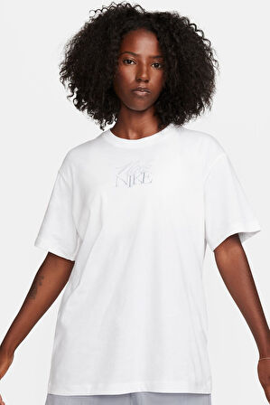 Nike Sportswear Tee Monogram SS BF Büyük Beden İşlemeli Pamuklu Kadın Tişört Beyaz