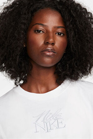 Nike Sportswear Tee Monogram SS BF Büyük Beden İşlemeli Pamuklu Kadın Tişört Beyaz
