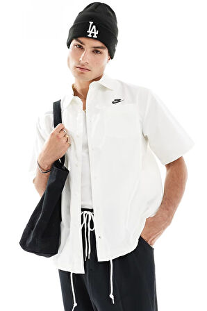 Nike Club Woven Loose Fit Short Sleeve Shirt in White Erkek Bol Kesim Dokuma Kısa Kollu Spor Gömlek Beyaz