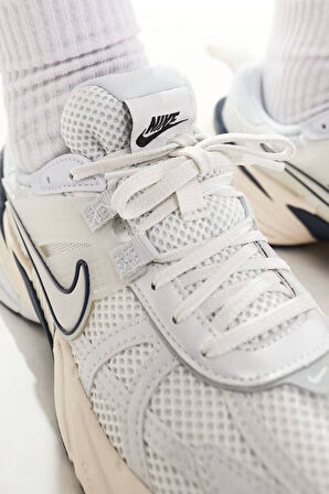 Nike V2K Run Unisex Walking Shoes White And Navy Unisex Yürüyüş Ayakkabısı Beyaz Laci