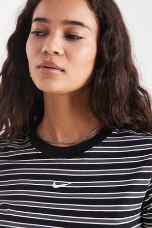 Nike Sportswear Chill Striped Slim Fit T-shirt Kadın Kısa Kesim Çizgili Tişört Siyah
