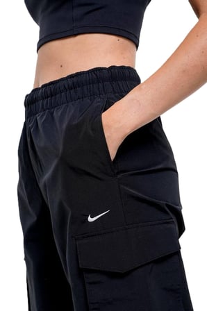 Nike Sportswear Everything Wovens Mid-Rase Cargo Pants.Kadın Dokuma Kargo Cepli Eşofman Altı Siyah
