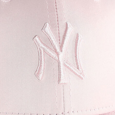 New Era women 9Forty New York Yankees Satin Logo Cap Kadın Saten Görünümlü Şapka Pembe