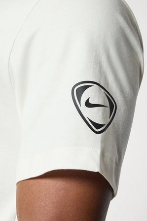 Nike Soccer Jersey Total 90 Print Tee Men's T-Shirt Baskılı Erkek Tişört Krem
