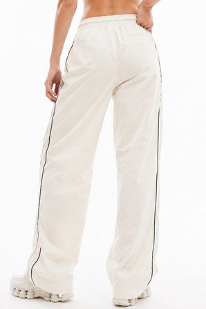 Nike Sportswear Windrunner High-Waisted Woven Open Hem Womens Cream Pant. Yüksek Bel Çıt Çıt Cepli Kadın Eşofman Altı Krem