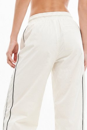 Nike Sportswear Windrunner High-Waisted Woven Open Hem Womens Cream Pant. Yüksek Bel Çıt Çıt Cepli Kadın Eşofman Altı Krem