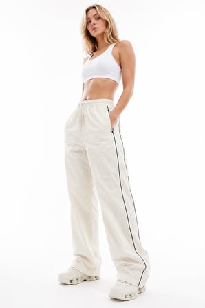Nike Sportswear Windrunner High-Waisted Woven Open Hem Womens Cream Pant. Yüksek Bel Çıt Çıt Cepli Kadın Eşofman Altı Krem