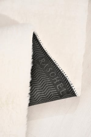 Kozel Peluş Halı Beyaz Ekstra Yumuşak Kaymaz Tabanlı Yüksek Havlı Tüy Dökmez Toz Tutmaz Polyester Halı