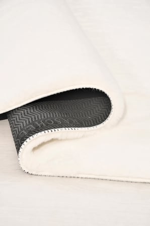 Kozel Peluş Halı Beyaz Ekstra Yumuşak Kaymaz Tabanlı Yüksek Havlı Tüy Dökmez Toz Tutmaz Polyester Halı