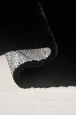 KOZEL Peluş Halı Siyah Yüksek Havlı Kaymaz Tabanlı Tüy Dökmez Ekstra Yumuşak Kabartmalı Polyester Halı