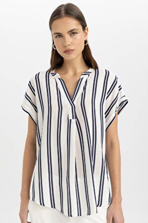 DeFacto Regular Fit Bisiklet Yaka Çizgili Krinkıl Kumaş Kısa Kollu Bluz U5300AZ24SMNV42