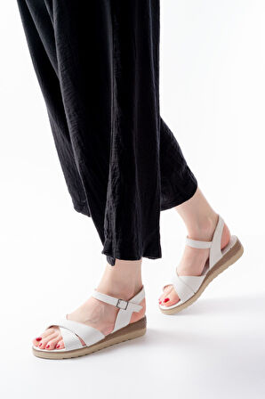 692-564 Beyaz Ortopedik Taban Çapraz Tokalı Kadın Sandalet  