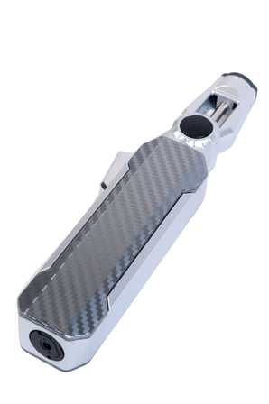 Parmida Tek Torch Pürmüz Oynar Başlıklı Karbon Desenli Gümüş Masa Tipi Metal Puro Çakmağı