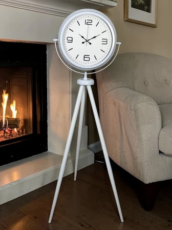 Modern Line Beyaz Tripod Ayaklı Saat iegxx