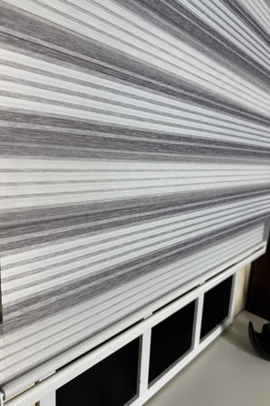 StorBurada Gri Renk Geçişli Geniş Plise Zebra Stor Perde