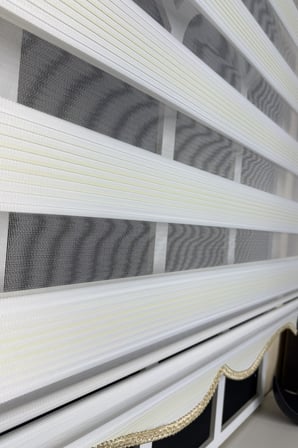 StorBurada Beyaz Zemin Krem Renk Geçişli Zebra Stor Perde (ETEKLİ)