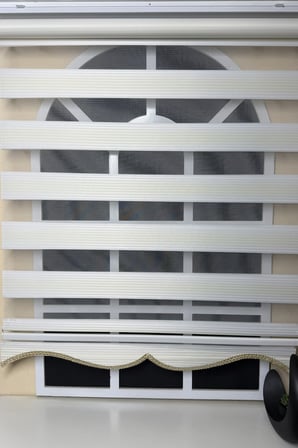 StorBurada Beyaz Zemin Krem Renk Geçişli Zebra Stor Perde (ETEKLİ)