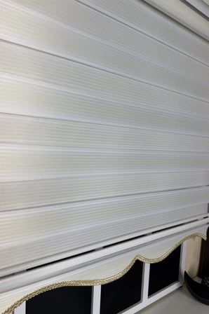 StorBurada Beyaz Zemin Krem Renk Geçişli Zebra Stor Perde (ETEKLİ)
