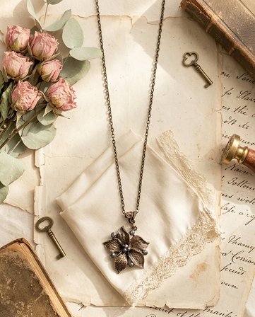 Bronz Vintage Uzun Zincir Kadın Kolye Otantik Takı Manolya Model Madalyon 