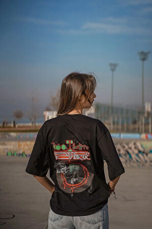 Poetica Grotesque Renkli Arka Desenli Siyah Yarım Kollu Bisiklet Yaka Oversize T-shirt