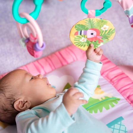 Bright Starts Pink Palms Tiki Oyuncak Çubuklu Bebek Jimnastik Aktivitesi Ve Yüz Üstü Geçirilen Zaman Matı