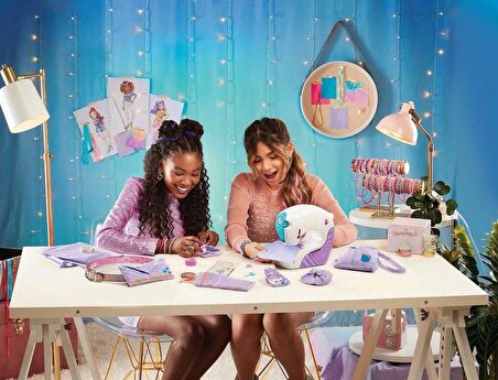 Cool Maker, Stitch 'N Style Moda Stüdyosu, Kumaş ve Su Transfer Baskılı Önceden İplikli Dikiş Makinesi Oyuncağı